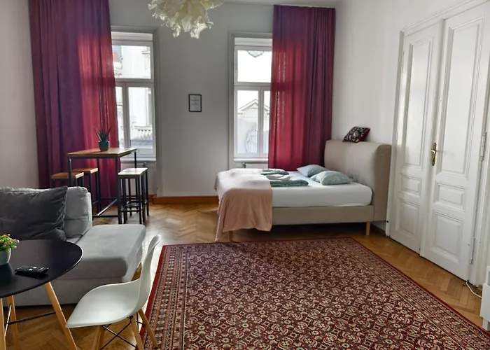 10 Min Center And Rathaus Відень